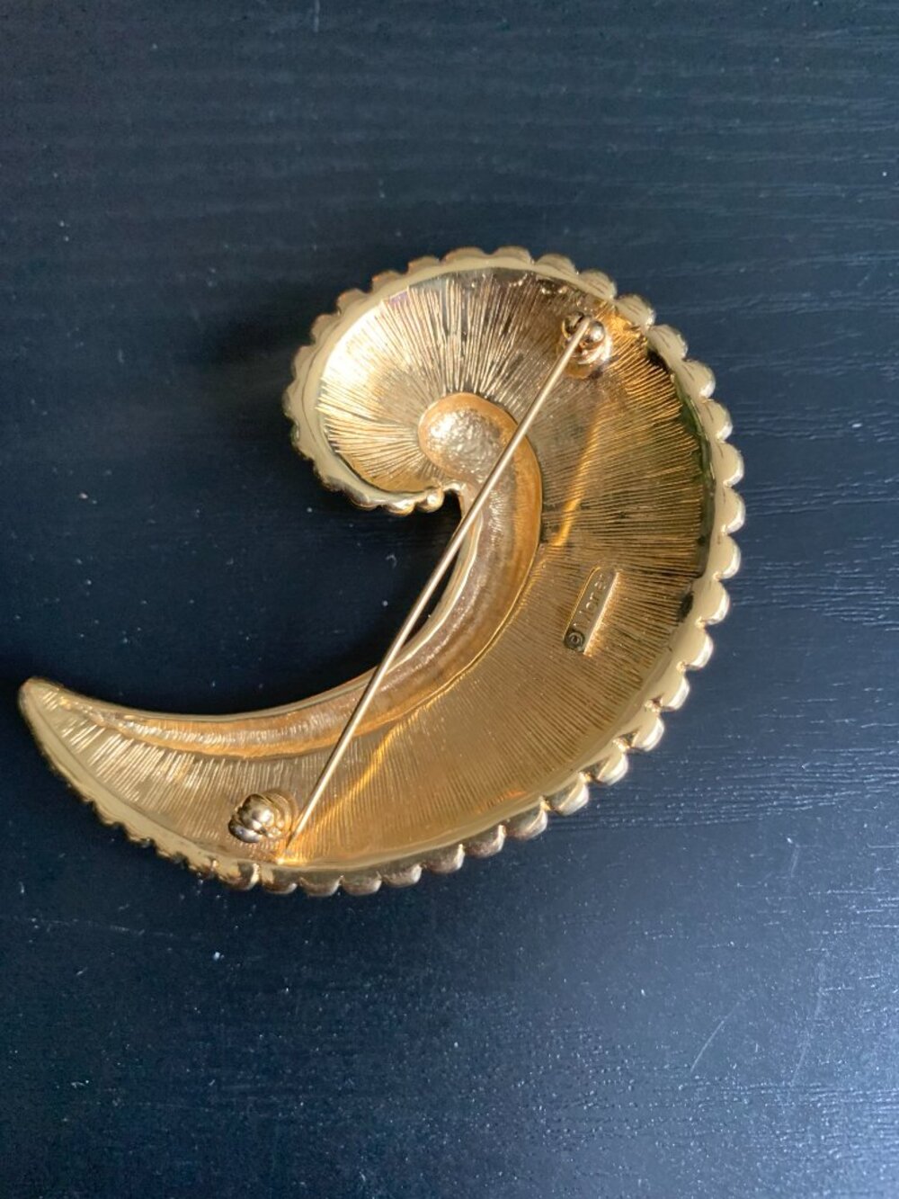 Monet Gold Shell Brooch - Picture 2 of 5